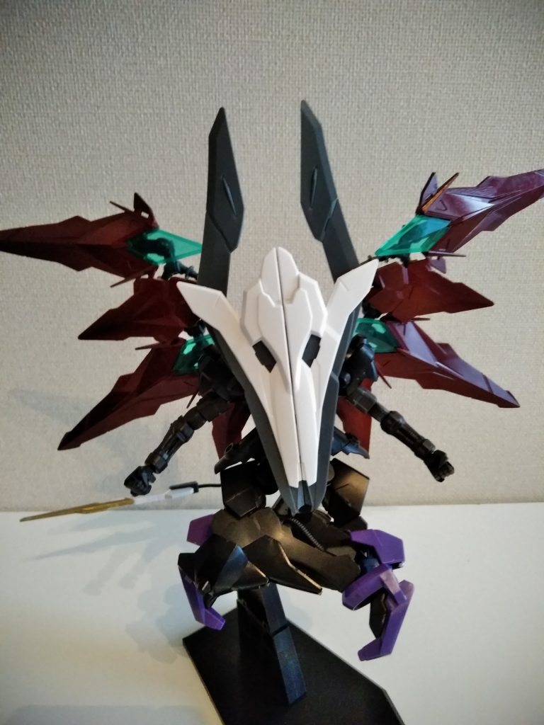 名前の由来である悪魔、バフォメットを模したフォルム
白がちょうどヤギの頭骨のようであり塗装迷っています。これはこれでありかと。