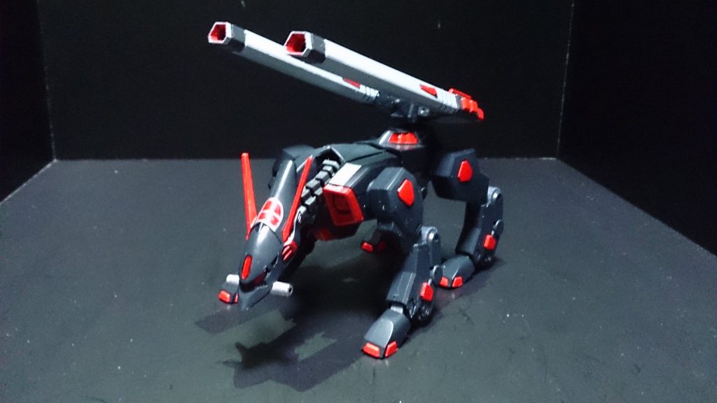 バクゥをランドクーガーをイメージし塗装しました。合体用の接続穴を開けた以外はストレートに組んでいます。ストーリーガンプラチーム獣戦機隊の紅一点ユウキ・サラが操るガンプラ地上戦を得意としバクゥの機動力を生かした野性的な戦法でフィールドを駆け巡る