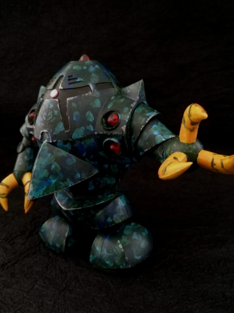 箱絵のように腕を上げてみようと思ったけど可動範囲が…