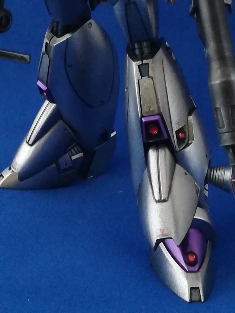 スネにモールド追加。足首は左右に開くようにしました。といってもデザイン上ほとんど動きませんが笑