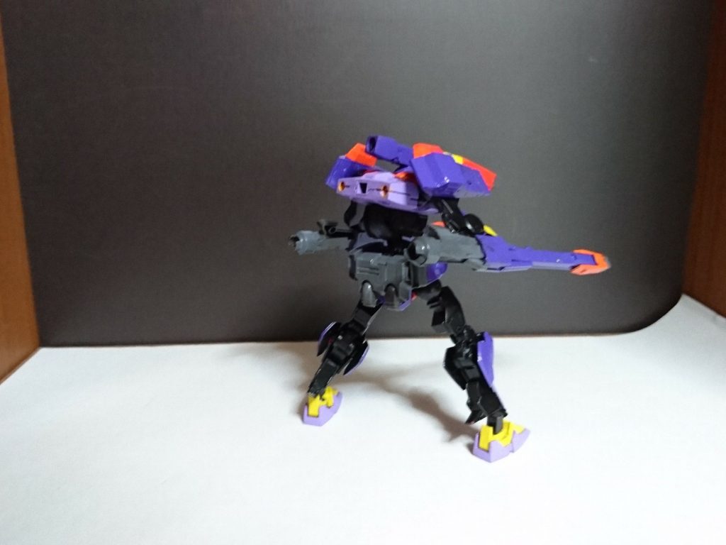 この独特な見た目と派手なカラーリングはロックマンシリーズのナパームマンをモチーフにしてます( *・ω・)ノ(ナパームマンかっこいいよね)