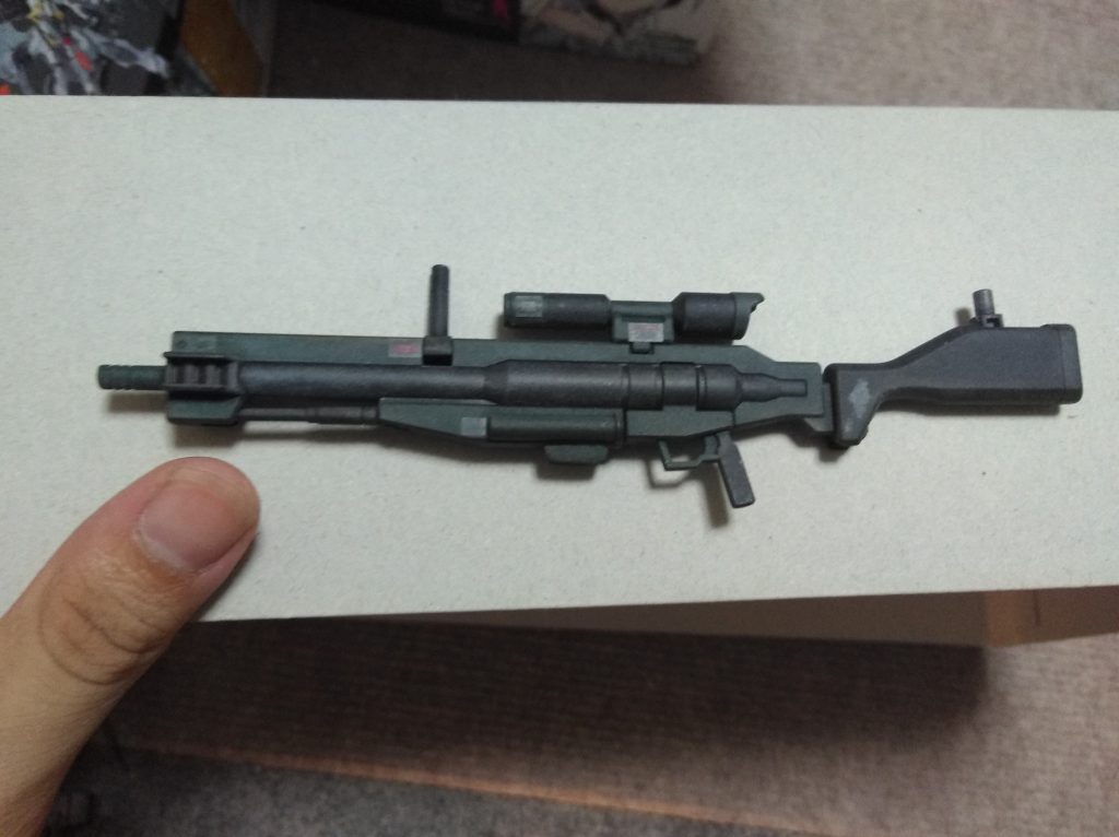 専用ライフルとしてK9からリーオーへ移植した専用銃。大まかに違いはカラーリングぐらいだが、銃口にはサプレッサーが使用されている。これは隠密行動用に作られた物で一つで4回、最大火力なら2回までのビーム音を限りなく消音する事が可能。
 だがやはり大規模戦争ではあまり活躍する事が出来なかったのと生産性の難しさから少数しか世に出回る事が出来なかったのこと。