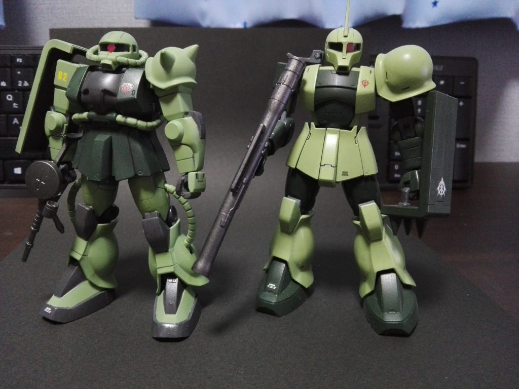 以前に作った筆塗りの全塗装ザクIとのツーショット。
並べるとなかなかいい感じかなと。