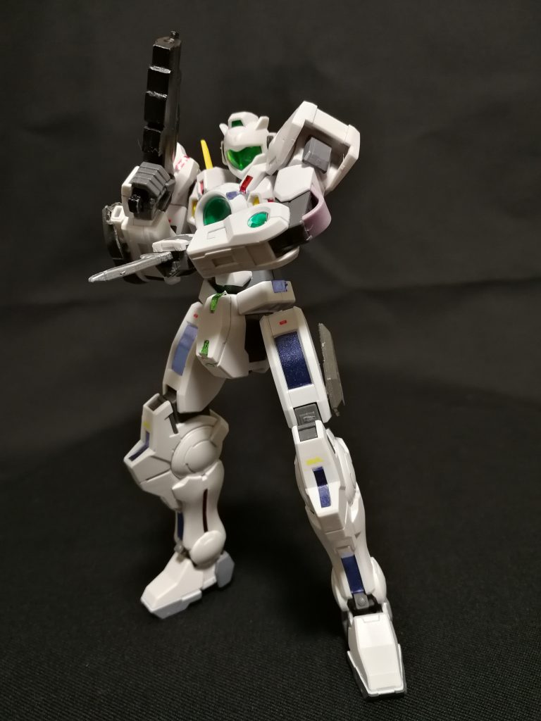 スタイルはシンプルに、ハンドガンとナイフを持って。