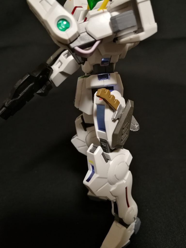 左太ももにナイフホルダー