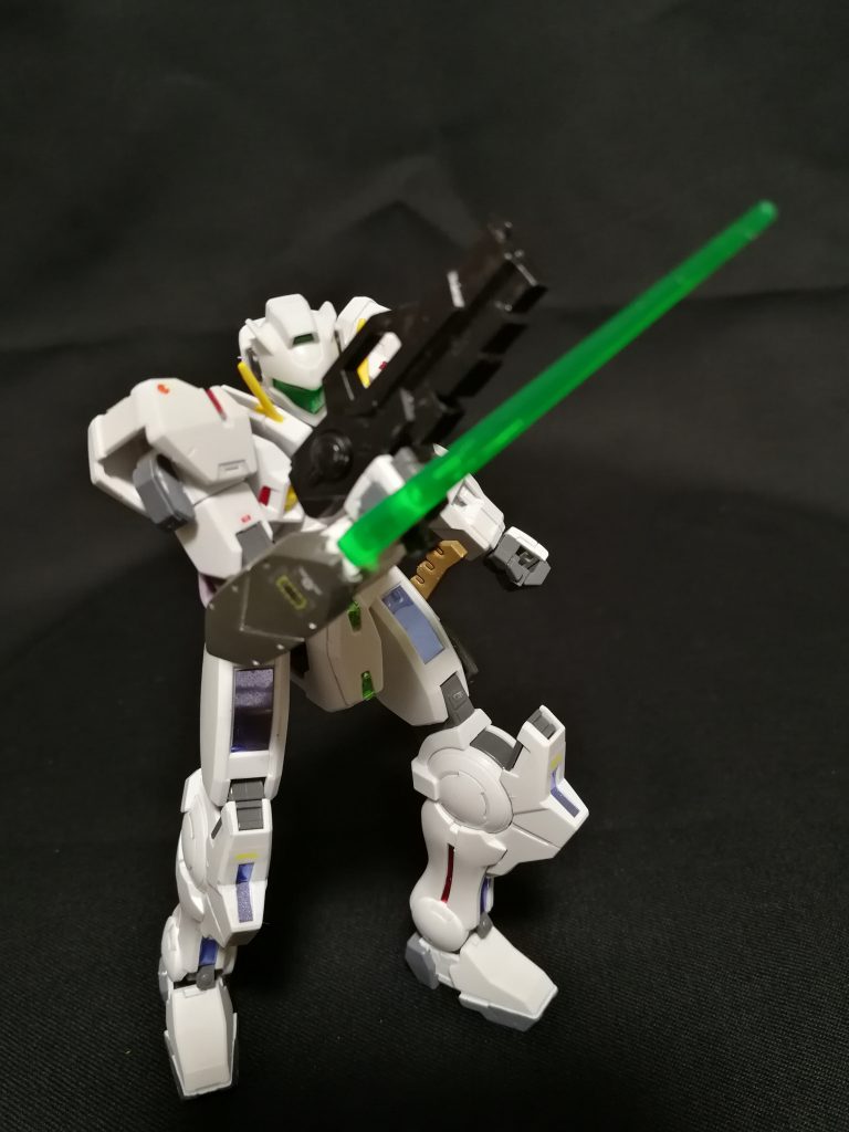 右腕部にはボックスビームサーベル