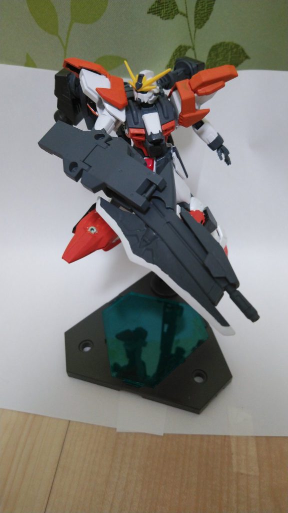 右腕の武装はOOセブンソード/GのGNブラスターをイメージして作りました。GNソードのように斬ることも。