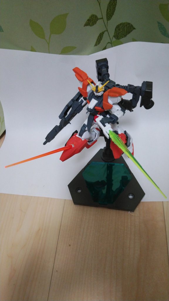 両膝には大型ジェネレーターを内蔵。右膝のビームサーベル基部からサーベルを発生。左膝に高出力のビームソードを付けている。という設定を考えてみたり。右と左でビーム刃の色が違うのには目を瞑ってくださいｗ