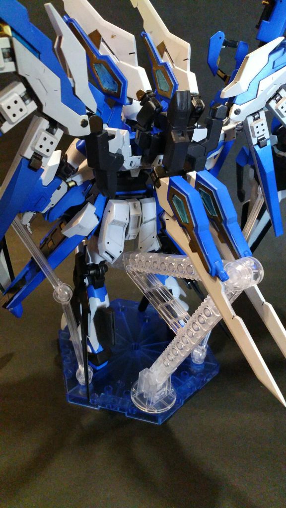 背中と足は,魔導安定装置(グレーのパーツ)を装備している.