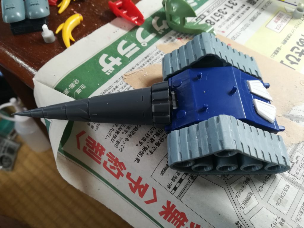 下半身正面にはポリキャップ追加し、ドリルを取り付け可能にしました。
背面には武者仁宇の背部スカートを切り取って接着してます。