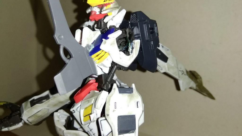 左腕のとこに、コードをつけ、グレイズのアックス？をつれました。