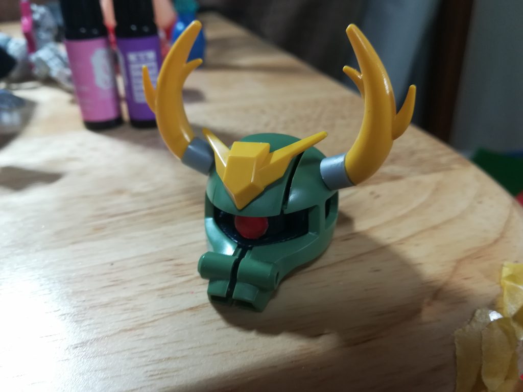 ザクに仁宇の角はかっこよくなるかな?と思ってそのまま付けるとニセガンダムっぽかったので角を延長しました。