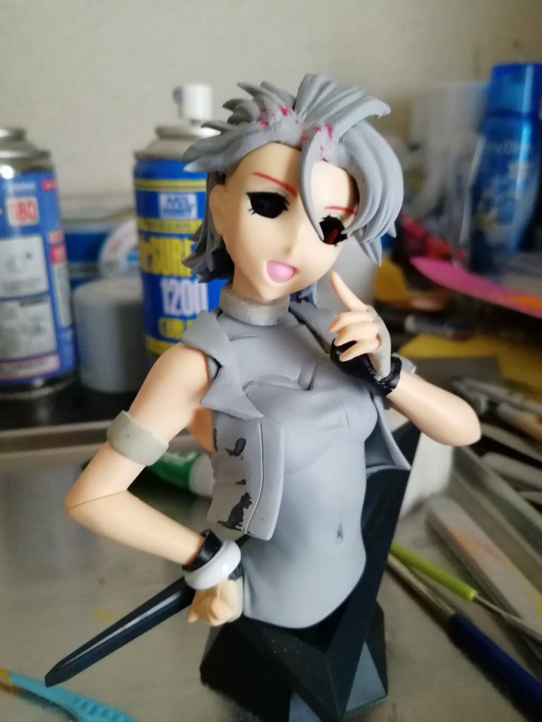 服のモールドを埋めてヘソや谷間を作ってそれらしく

塗装後にネイルアートの部材で装飾しましした。