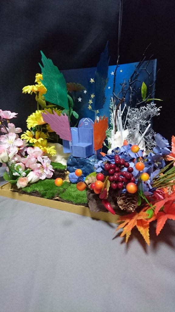 そして、背景は椅子を中心にエフェクトを着けて、左から桜、夏のイメージ感がある花(名前がわかりません...)、雪、紅葉や木の実を並べてみました(^o^)