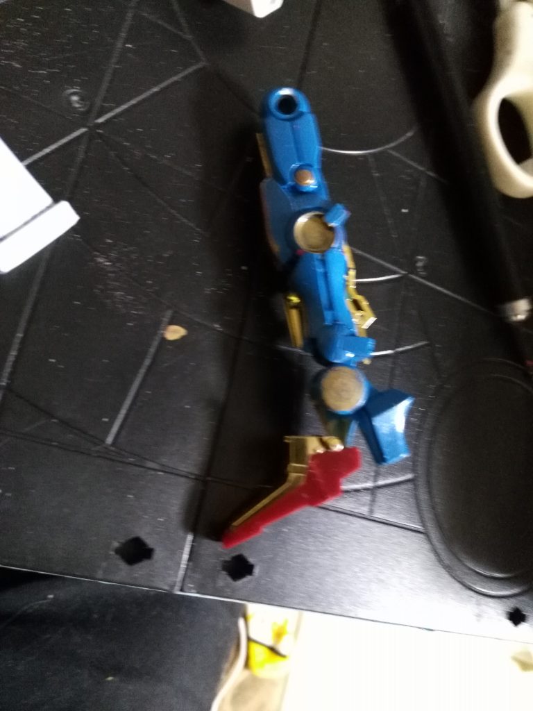 足の爪先をデルタカイのどっかのパーツにとり替えます。