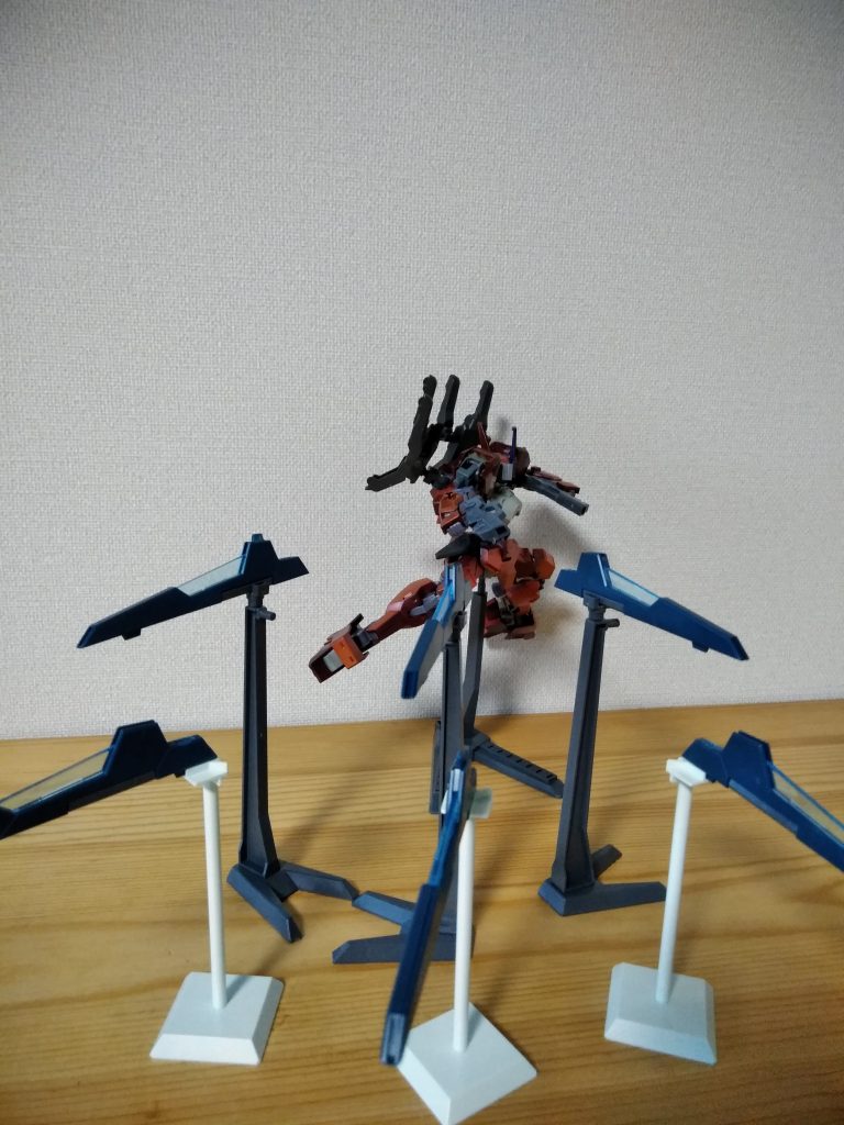 ライフルビット展開。
鉄血ではなかったファンネル系の武装で戦います。