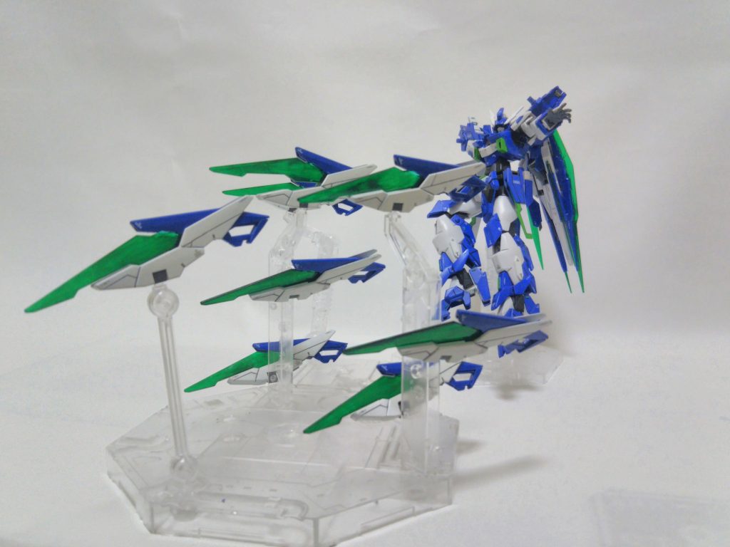 Fファンネル×8
遠距離・近距離どちらでも扱える。
編隊行動を取り、単機でフォーメーション攻撃を可能とする。