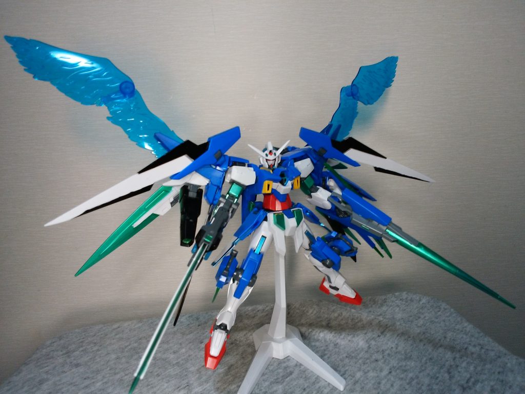 「トランザムW」展開形態。この形態時は各部のバーニア、ウイング、背部にマウントされている武装の展開がされる。