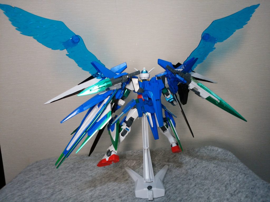 背部のオーライザー等のドッキング機構を無くし、代わりに(1枚目写真右側装備)GNハイパードッツサーベルマウント用のパーツを追加。