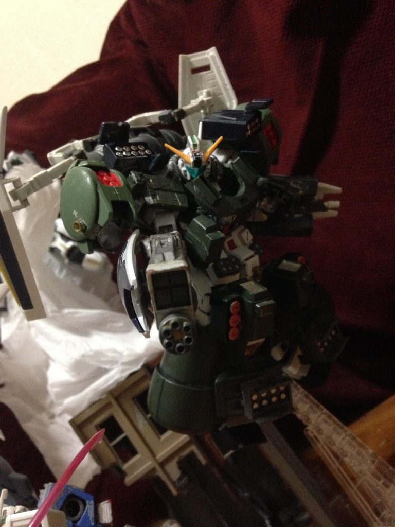 FA-M04
フルアーマーガンダム(NBver.)
「機動戦士ガンダムネイチャーバースト」に登場するMS。
地球連邦宇宙軍ノーランド大隊附属特別部隊「アストラル・ウォーリアーズ」に配備され、その圧倒的火力で敵兵を恐怖に陥れた。
M計画により開発されたガンダムの4号機目であり、正式名称はフルアーマー・アストラルガンダム。
ーーーーーーーーーーーーー
最近スプレー塗装が出来るようになりよく言われていた接着剤の白い跡も消せるようになったのでこのガンプラも接着剤跡を消しました(*・ω・*)