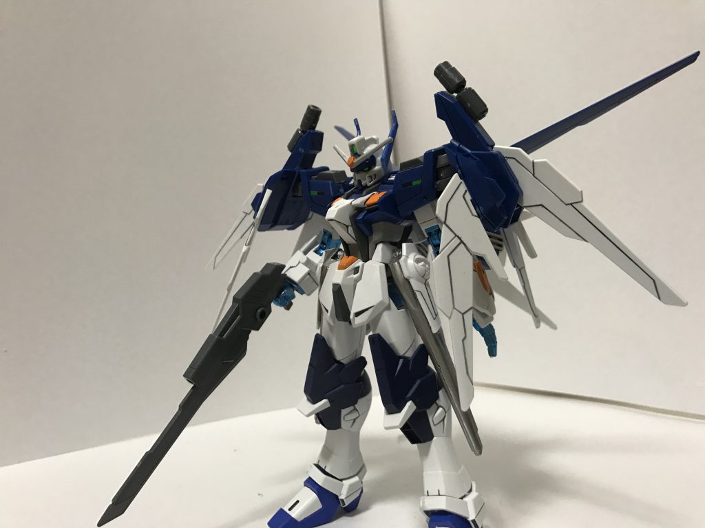 【機体素立ち】
デュエルヘッドにはドラグーンを制御する為にアンテナを追加。両肩にはブースター兼ドラグーンを装備。