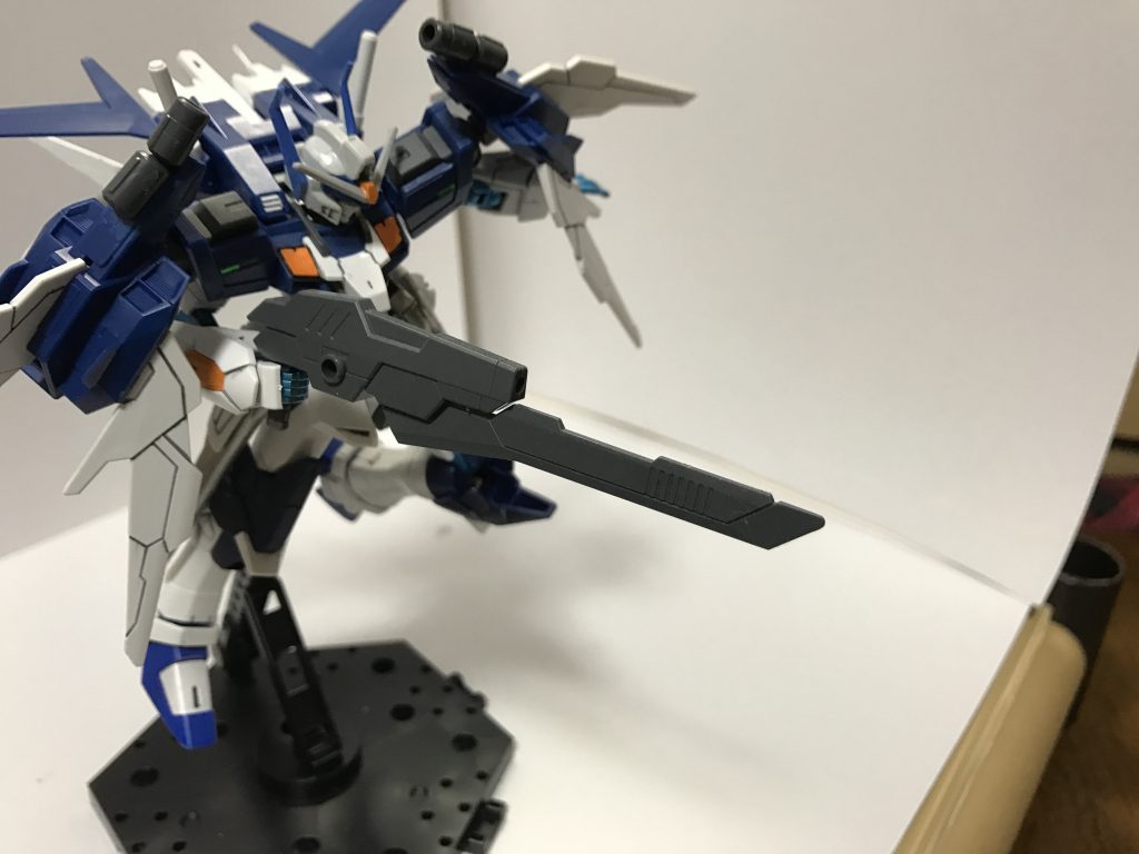 【実刀剣付きショートビームライフル】
突貫を目的とした装備。小振りのライフルとなっているため振り回しやすい。ビームの威力は一般的なビームライフルと同等ぐらいある。