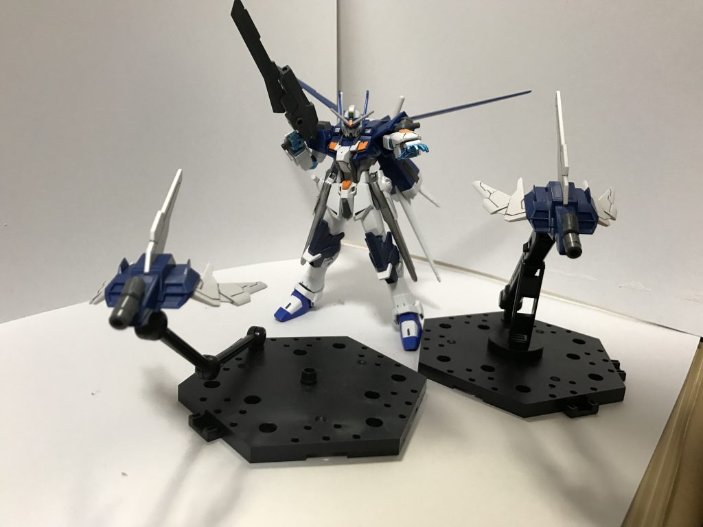 【次世代型ドラグーン アーラ】
両肩に装備されたブースター兼ドラグーン。
三枚羽での接近攻撃も可能となっている。
「アーラ」とは、羽・翼を意味している。