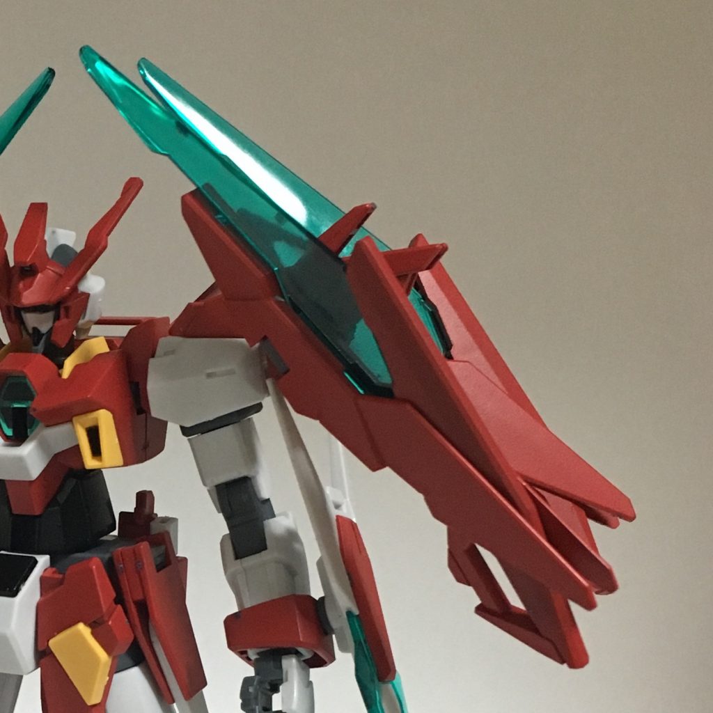 Fファンネル。4基の羽に刃を組み合わせた近接用兵器だが、AGE-FXのCファンネルをアイデアとする遠隔操作兵器としても運用される。しかし、AGE-2ソニックが運用する分としては、相手の接近を許した際の次善策としての意味合いが強い。