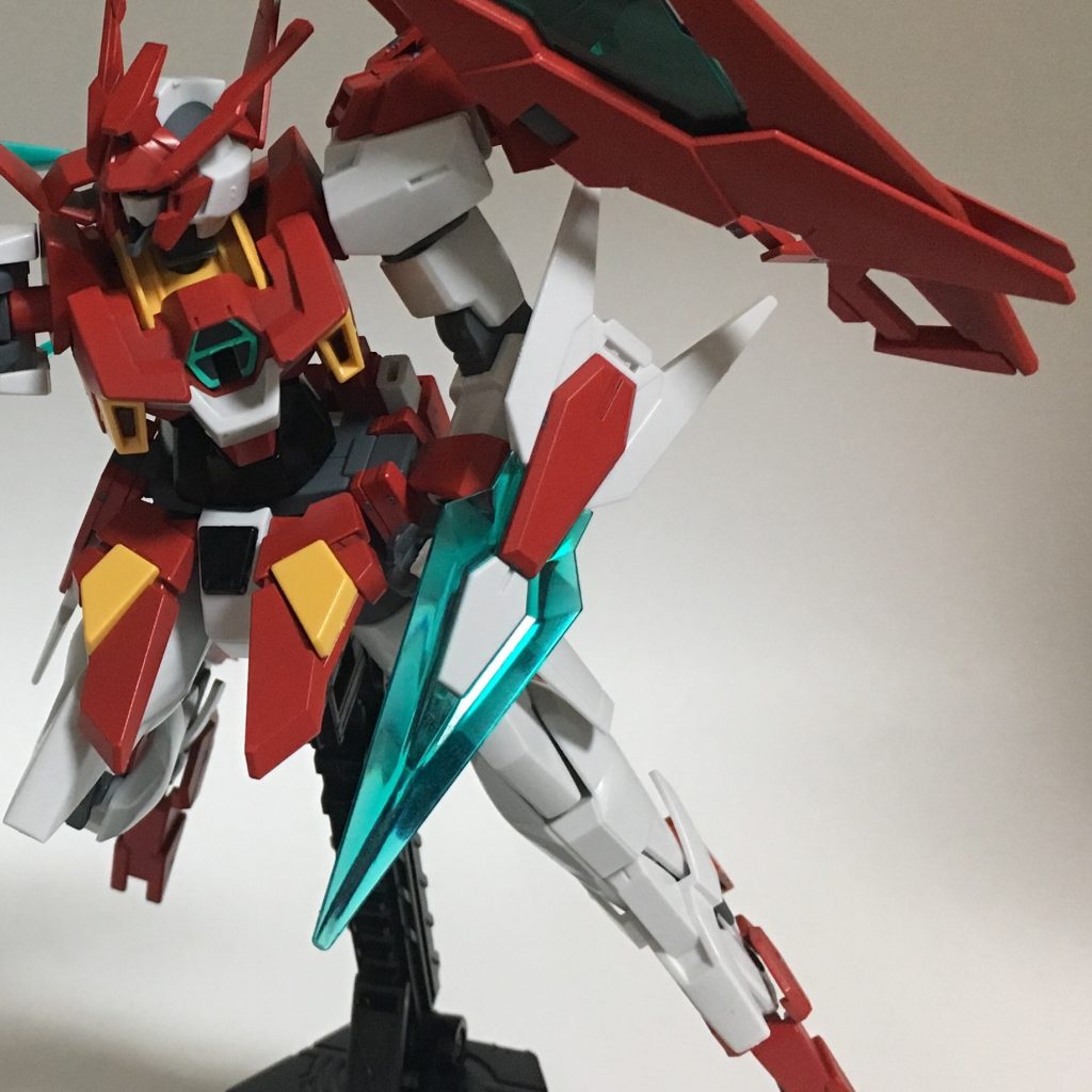 シグルシールド。前腕部に接続される防御兵装。ユニットの約半分を刃が占めており、シールドとしてはもちろん、大型の剣としての運用もできる。