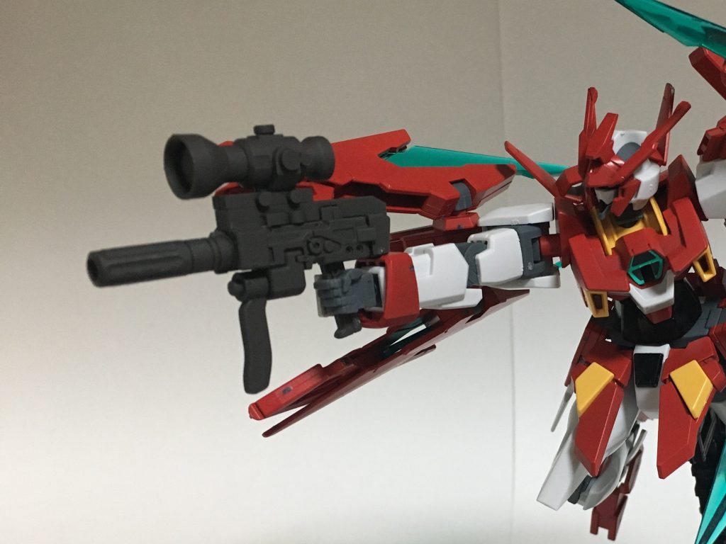 試作型ロングレンジビームライフルから銃身を外した状態。威力、射程距離が下がる代わりに、弾数、連射速度が上がるので、1対1の接近戦で優位に立てる。