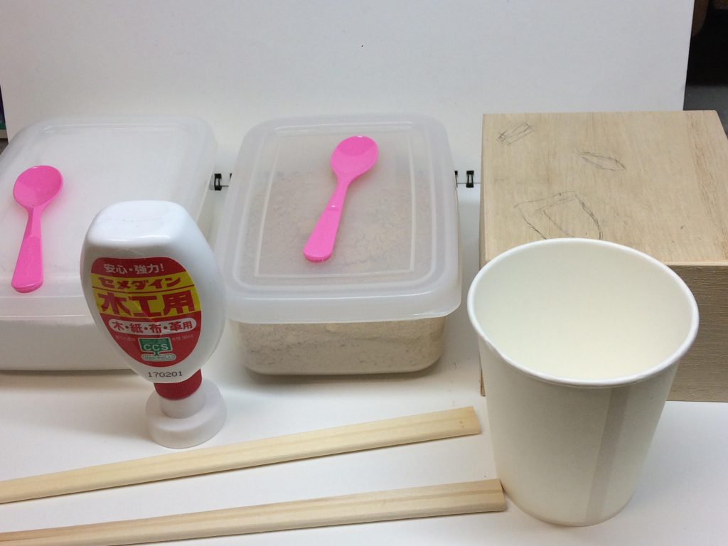 セメントと砥の粉とボンドを水で溶いてペースト状にします.