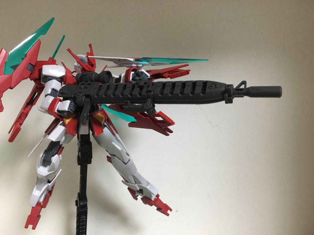 試作型ロングレンジビームライフル。様々なモビルスーツに採用されている携行火器の発展形。しかし、その威力と射程距離はAGE-2マグナムのハイパードッズライフルマグナムの最大出力を凌ぎ、相手の拠点を1回の照射で焼き尽くすほどである。また、銃身を外すことで、性能が変化するのも特徴。