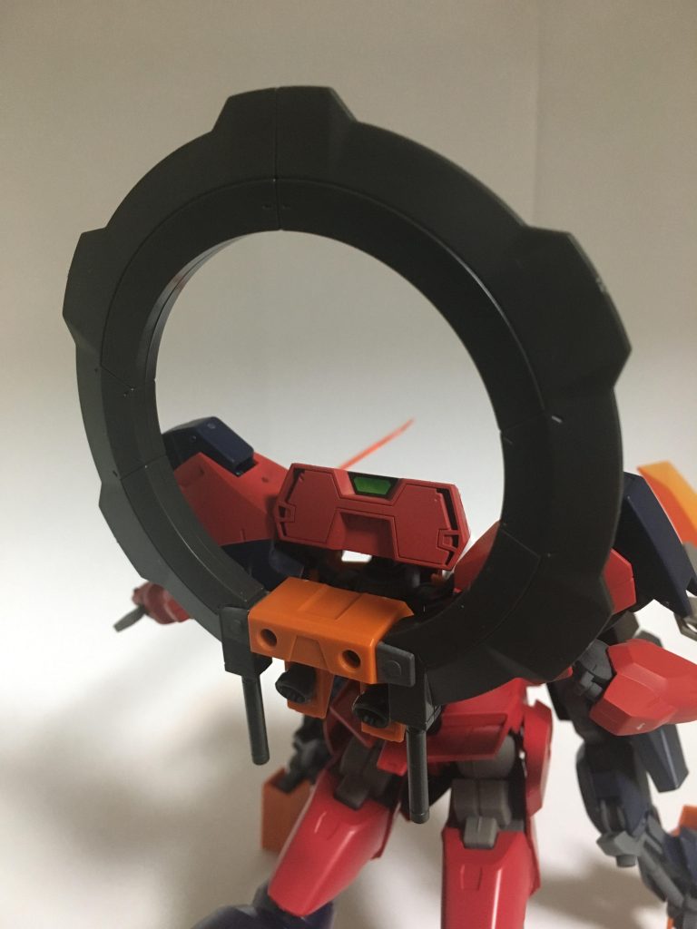 GNショーテル。背面にマウントされている2振りの剣。相手を切りつけるのは勿論、相手の武装を受け流しつつ、絡め取る目的でも使われる特殊な武装。