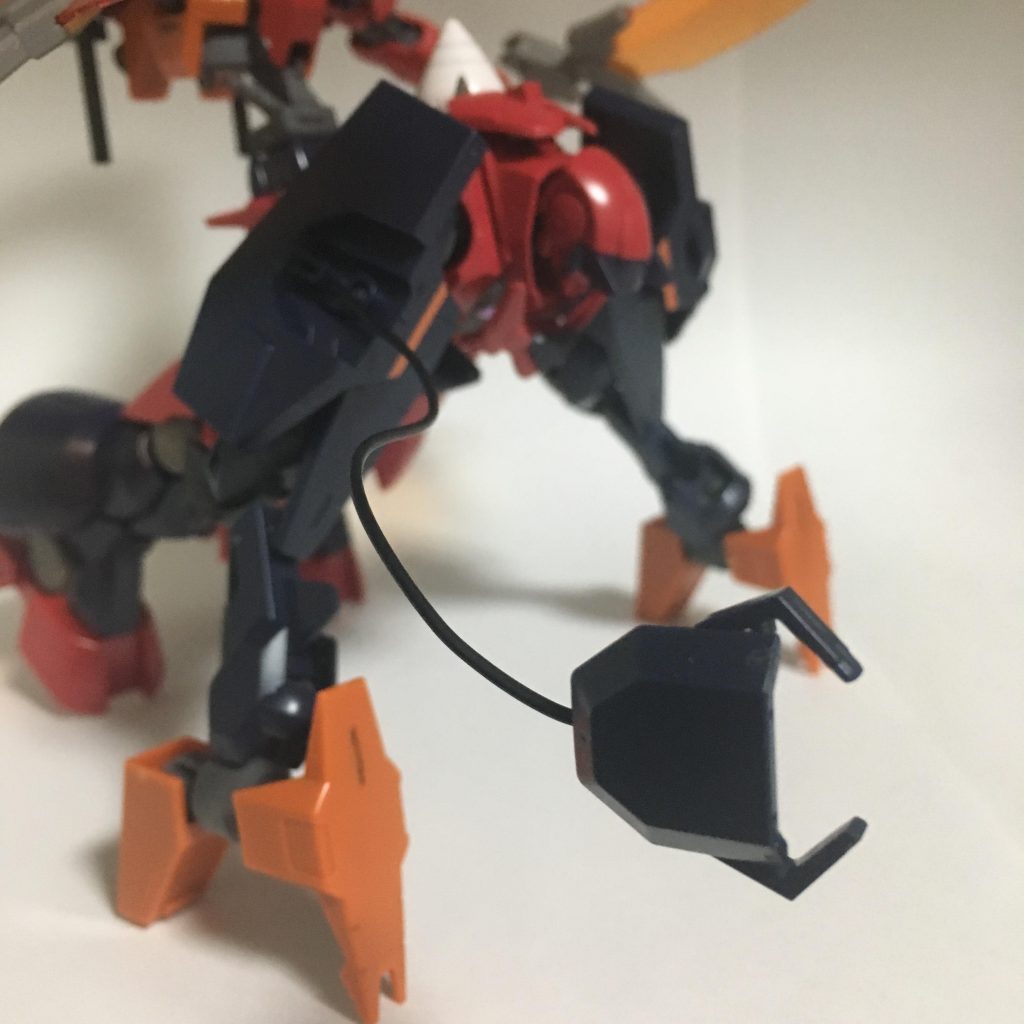 GNハープーン。前脚のGNフィールド発生装置に装備された有線式ロケットアンカー。クロー後部に内蔵されたブースターにより射出後の軌道変更を可能とする。クローは開閉させる事で打突攻撃から、敵の捕獲や自機の固定など、幅広い用途を持つ。また、掴んだ相手にGN粒子を流し込み、その内部構造にダメージを与えるといった芸当も可能。