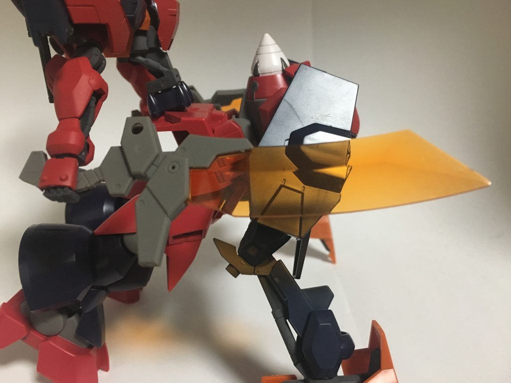 GNオーガソード。後述の走破形態におけるメイン武装。ベース機が使用していたGNバスターソードの機構を生かし、刃の部分にGNフィールドを定着させることでシールドとしての運用も可能な1対の大型剣。