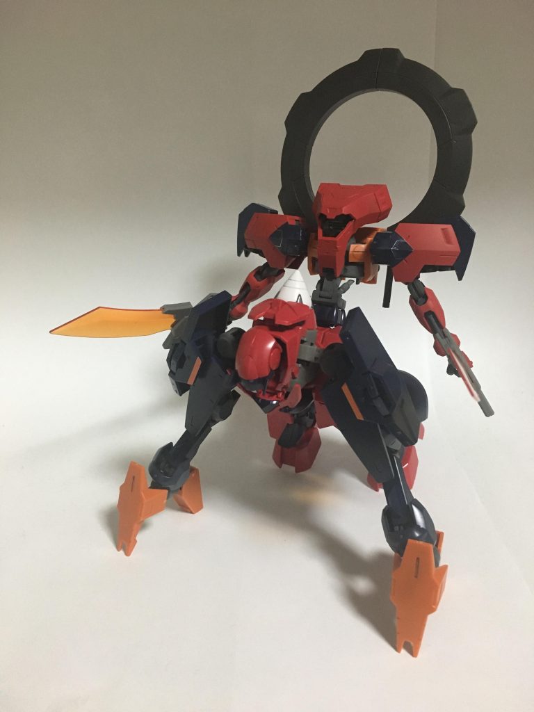 走破形態の前脚の付け根から装甲を取り外した状態。軽量化には繋がるものの、GNフィールドの恩恵もあり、防御力は下がらない。