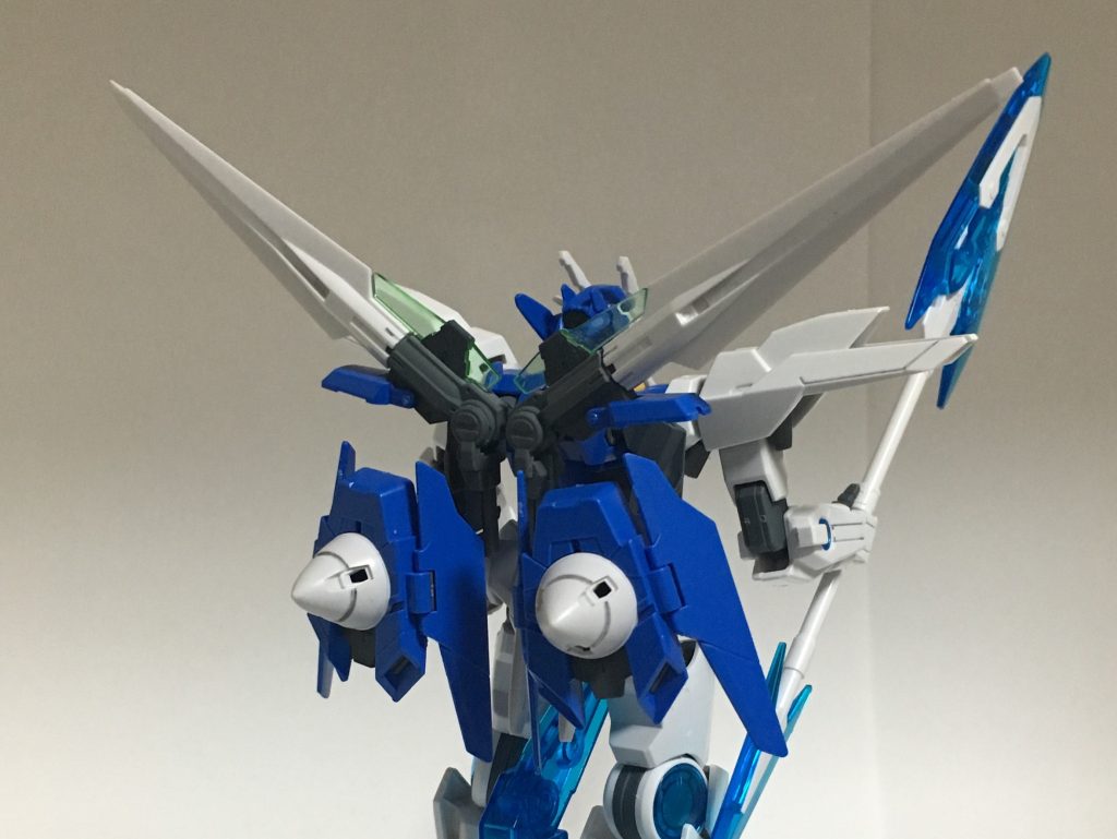 バックパック。この機体は太陽炉と呼ばれる特殊エンジンを2基搭載している。GN粒子を無限に生み出すこのシステムはバトルを有利に導くことができる。その反面、巨大なパワー故に機体自体の制御は難しくなっている。また、太陽炉の上部にはGNソードⅡが2本マウントされている。これは刃の部分でGN粒子を生成展開し、強力なGNフィールド(バリア)を広い範囲に作り出す。