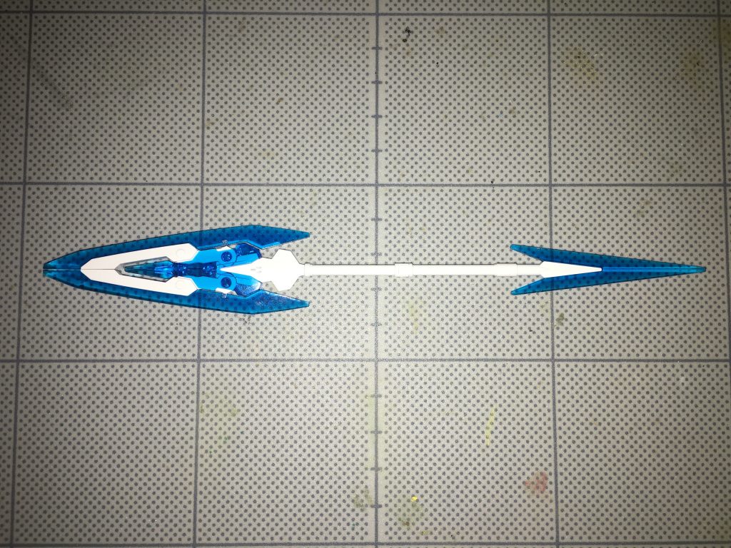 GNパルチザン。メイン武装。格闘戦武器として使えるのは勿論、粒子を圧縮して斬撃時に飛ばすことで遠距離攻撃も可能。また、武器そのものを高速回転させれば、ディフェンスロッドのように盾としても使用できる。なお、この時も周りの粒子を制御してGNフィールドとしての機能を付加している。