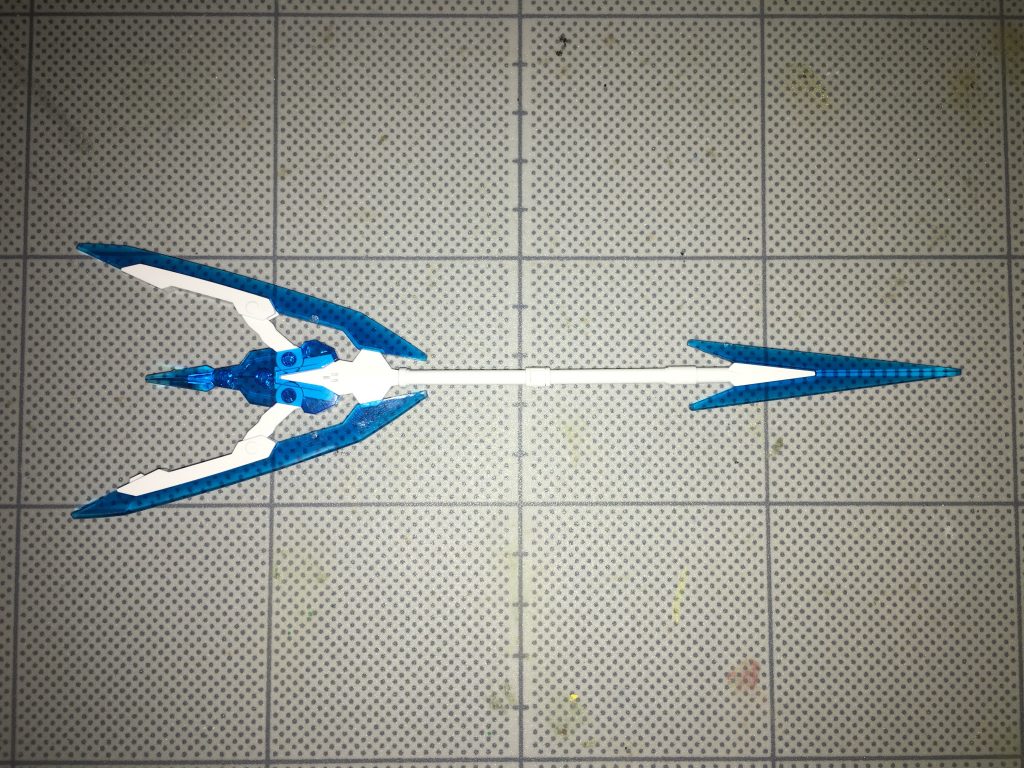 GNパルチザン、先端部が開いた状態。この状態で粒子を溜め、これを高速で発射する射撃機能も有する。発射された粒子の塊は曲射や追尾なども行う。