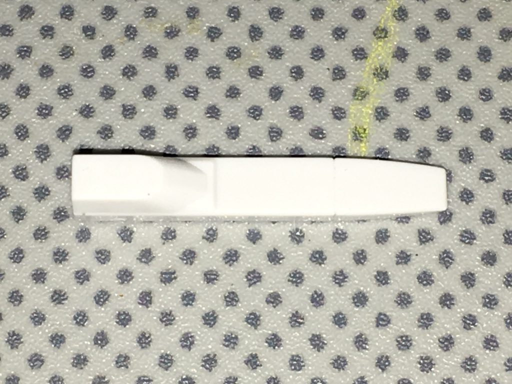 GNビームサーベル。腰の後ろ側にマウントされた基本的な近接用装備。GNパルチザンやGNソードⅡと比べると威力は低いが、相手との間合いによっては取り回しの良さを活かし、より効果的に使用できる。また、出力を調整すれば短刀のGNビームダガーにもなり、投げつけによる攻撃も可能。