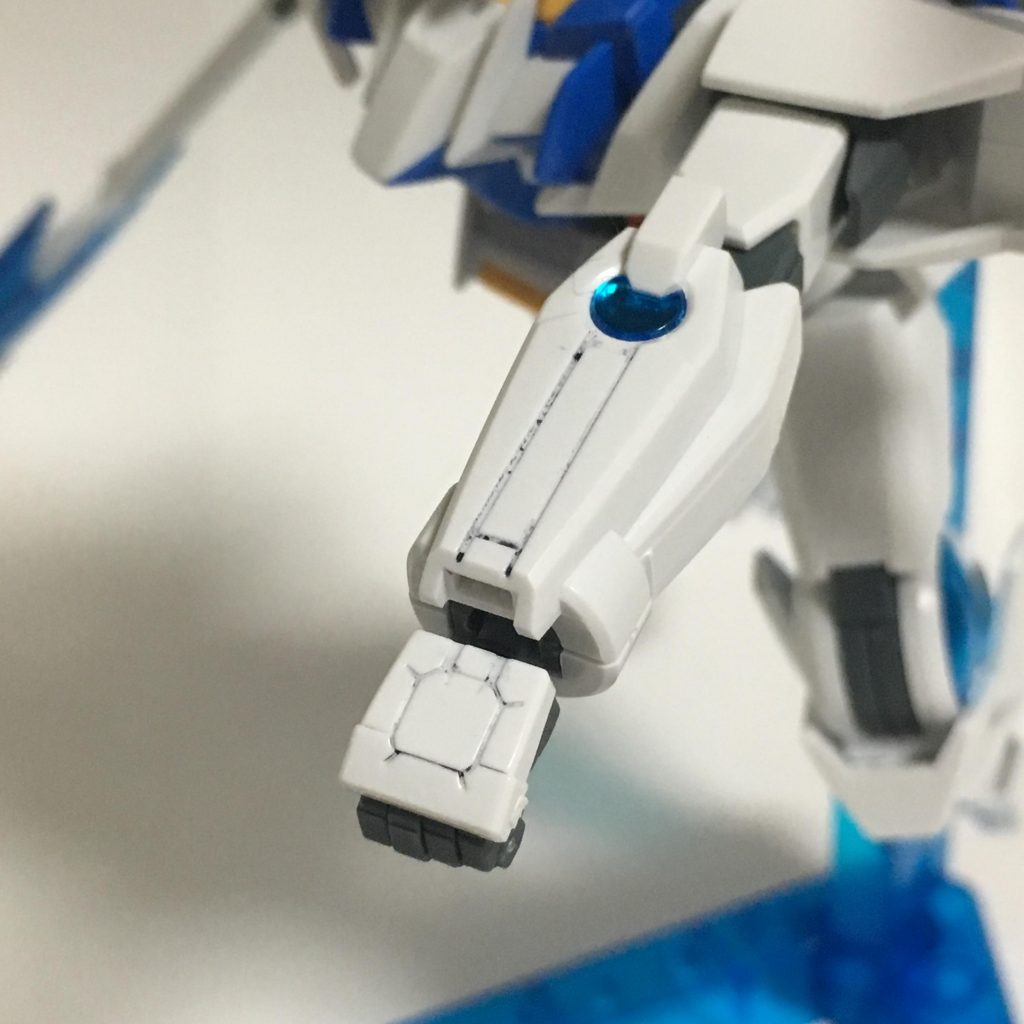 GNバルカン。腕の先端に内蔵されたバルカン砲。ミサイルの迎撃などに使われる。また、バルカンの銃口部分からはGNビームサーベルを発生させることも可能。