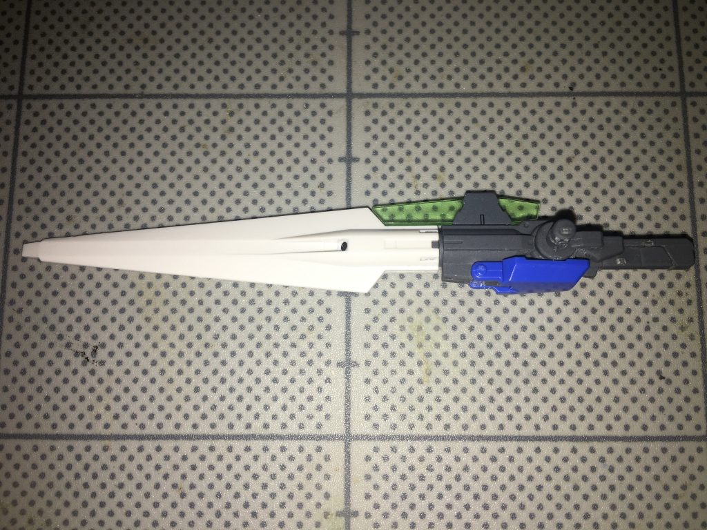 GNソードⅡ(ツー)、ソードモード。ベース機から引き継がれた武装で、普段は背面にマウントされている。実体の剣としてのソードモードから射撃用のライフルモードへと変化、さらに長尺のビーム刃を発生させたビームサーベルモードも存在。