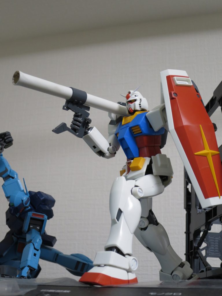 【1/100】
とりあえず100分の1なので、これから行きます。
ハイパーバズーカを構え!
やったことがある方はお分かりいただけると思いますが、右足がすんごい向きになりました。
でも、確かキットは足の部分固定ですよね?
横ロールとかそんな次元の話じゃねー!(笑)
その他のダメ出しは、某プラモ漫画(笑)の足つきジオング編でご確認ください。
話変わるけど、何であの家末っ子が太郎で、兄貴がコロウタ、ゴロウタ言うんでしょうね?
再婚?