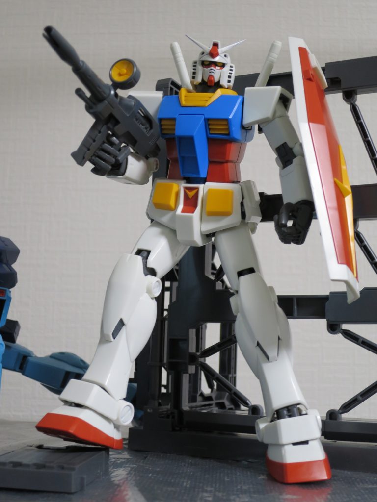 【1/144】
恐らくこのサイト見ておられる同世代の方は一度は組み立てたことはあるであろう、144分の1キット。
みんな大好き肩関節!!
(接着剤をうまく)つけられない(ピンがカッチリ)止まらない、お前はカ●ビーのかっ●え●せんかってーの!(風評被害)
連邦軍制服のアムロ・レイ人形はキットに付いてないので割愛!
(Gジャンとパイスー版はついてます。)