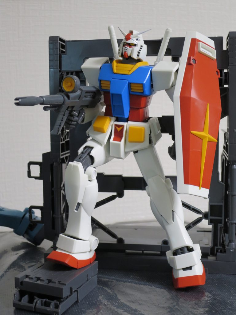 【1/60】
フラグシップモデルのパケの割りに、少ししまらないポーズ。
視線の先にあるのは赤いMS?