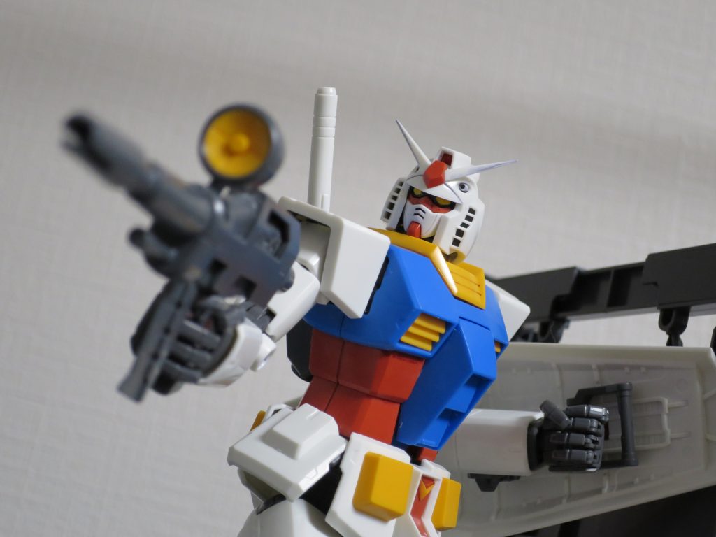 よみがる!よみがえる!よみがえる…゛あの゛ショット!
ビームライフルを構えたポーズの完全再現は、構図が2次元過ぎて無ー理ー!