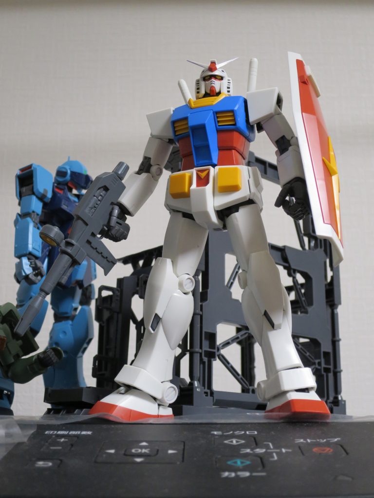 ガワラ立ち゛風゛立ち(ややこしいわ!)
後ろでさっきかっこいいポーズつけてたら棚から落ちて、アンテナ折れてうなだれてるGMスナ2はほっといて下さい。(笑)