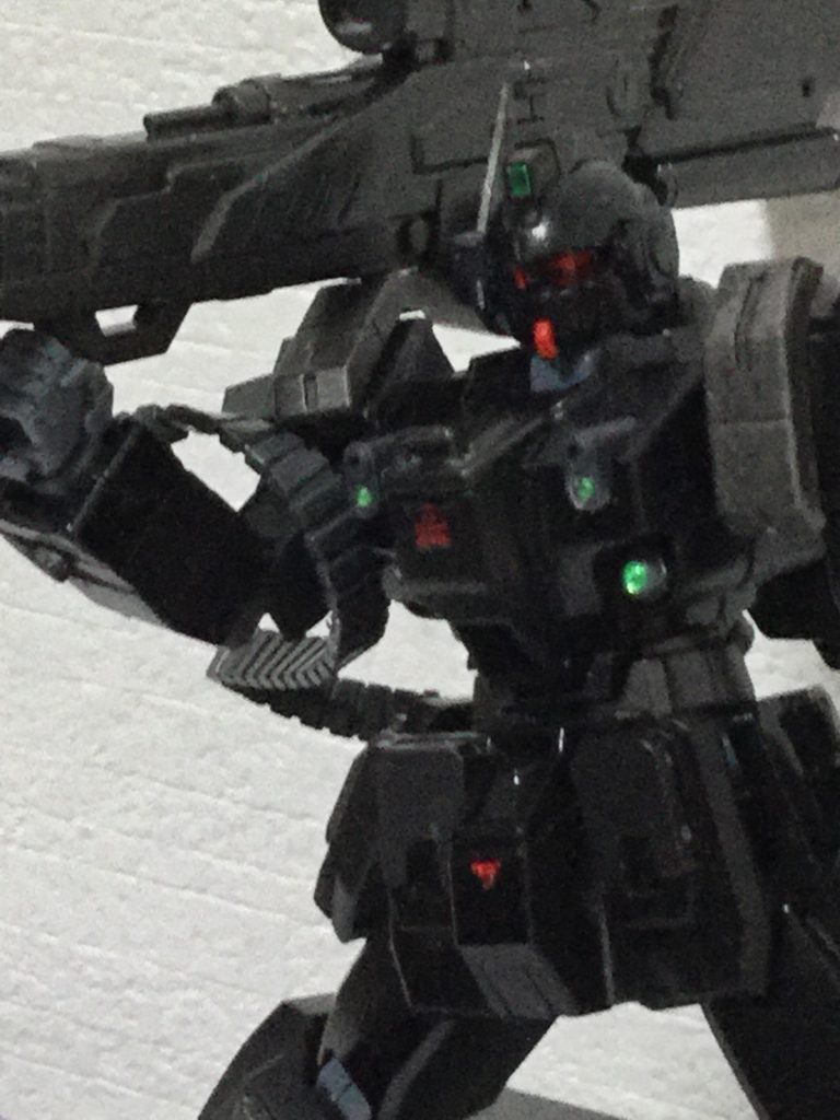 胸部のミサイルは経費削減で取り外され空いたスペースにセンサー系を追加した。