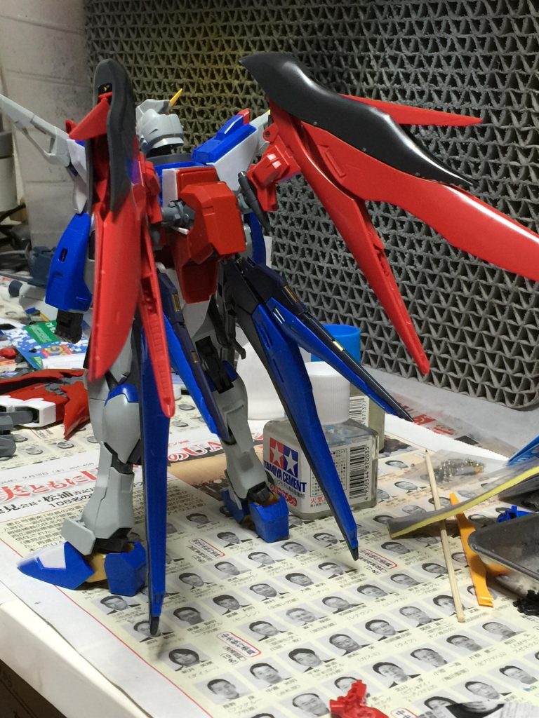 バックパックはデスティニーの”横に広がるシルエット”から”後ろに流れるシルエット”に変更したかったので
基部にシナンジュのバックパックを流用しています(加工して取付可能にしています)