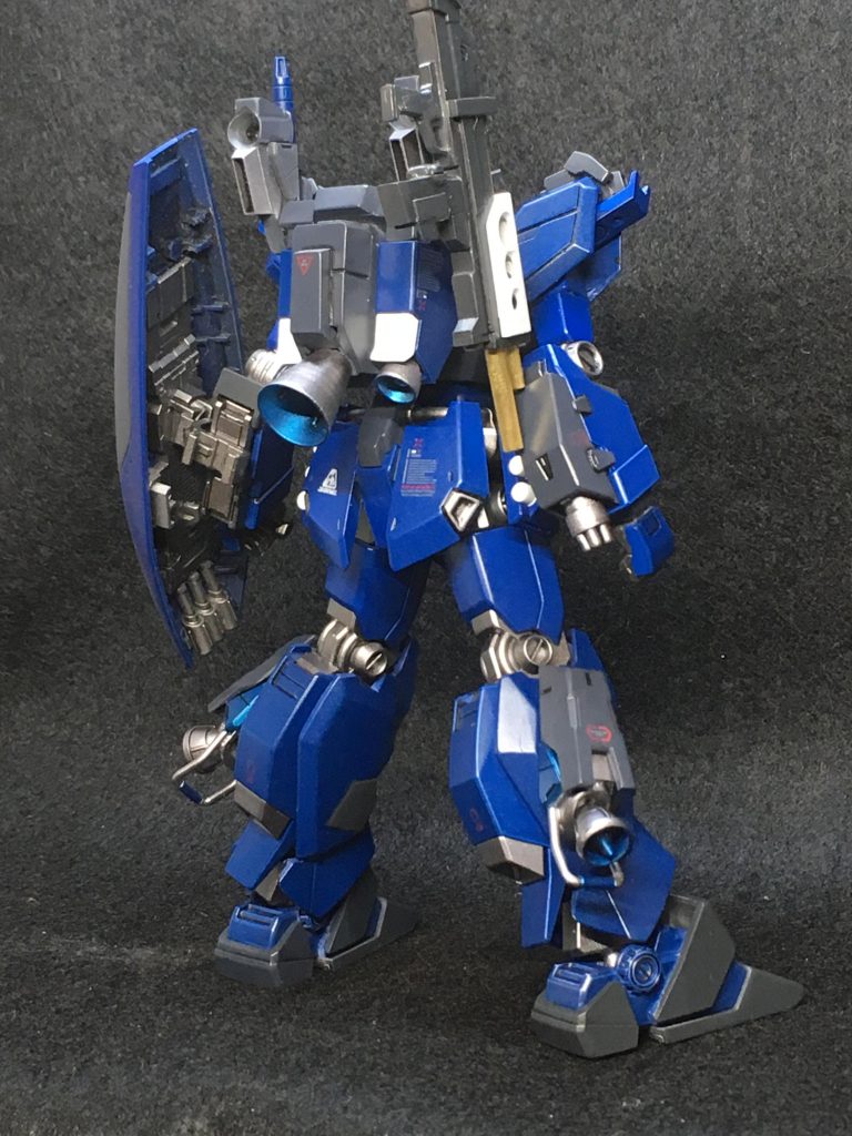 背面。
ペイルに寄せるためバックパックの大型化、バーニアの増設、脚部スラスターの追加をしています。